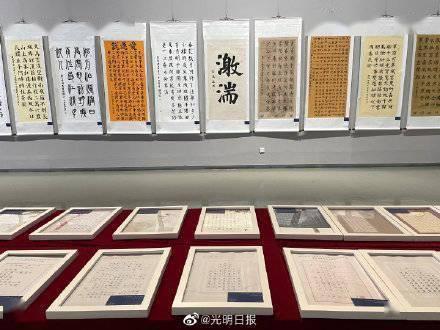 ​苗绣，既传统又时尚，既是文化又是产业 | 手绘漫画·铸牢中华民族共同体意识